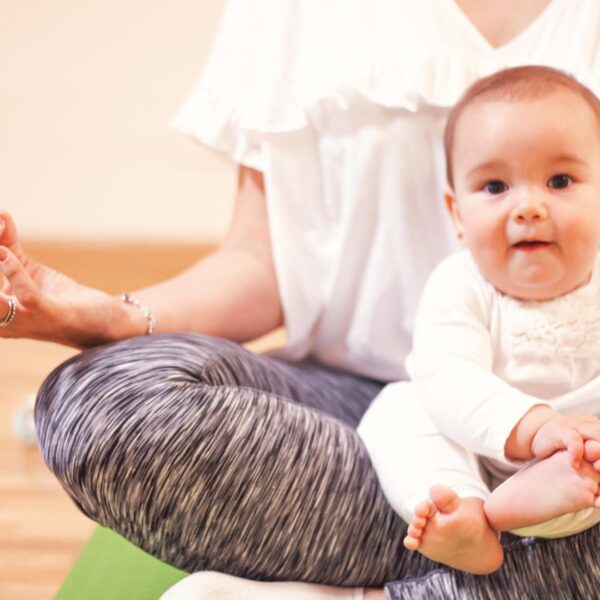 Yoga para mamás y bebés postparto en castellón de la plana